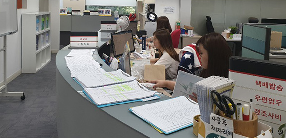 KT희망지음 - 업무중인 직원들 사진