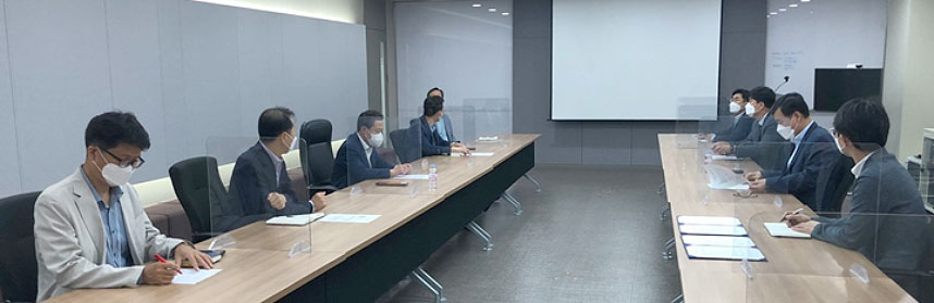 회의실에서 컴플라이언스 회의를 하는 모습